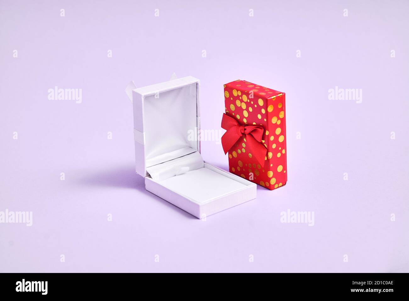 Aprire la scatola circolare vuota bianca e la scatola rossa dorata.  Proposta a natale. Gioielli San Valentino Foto stock - Alamy