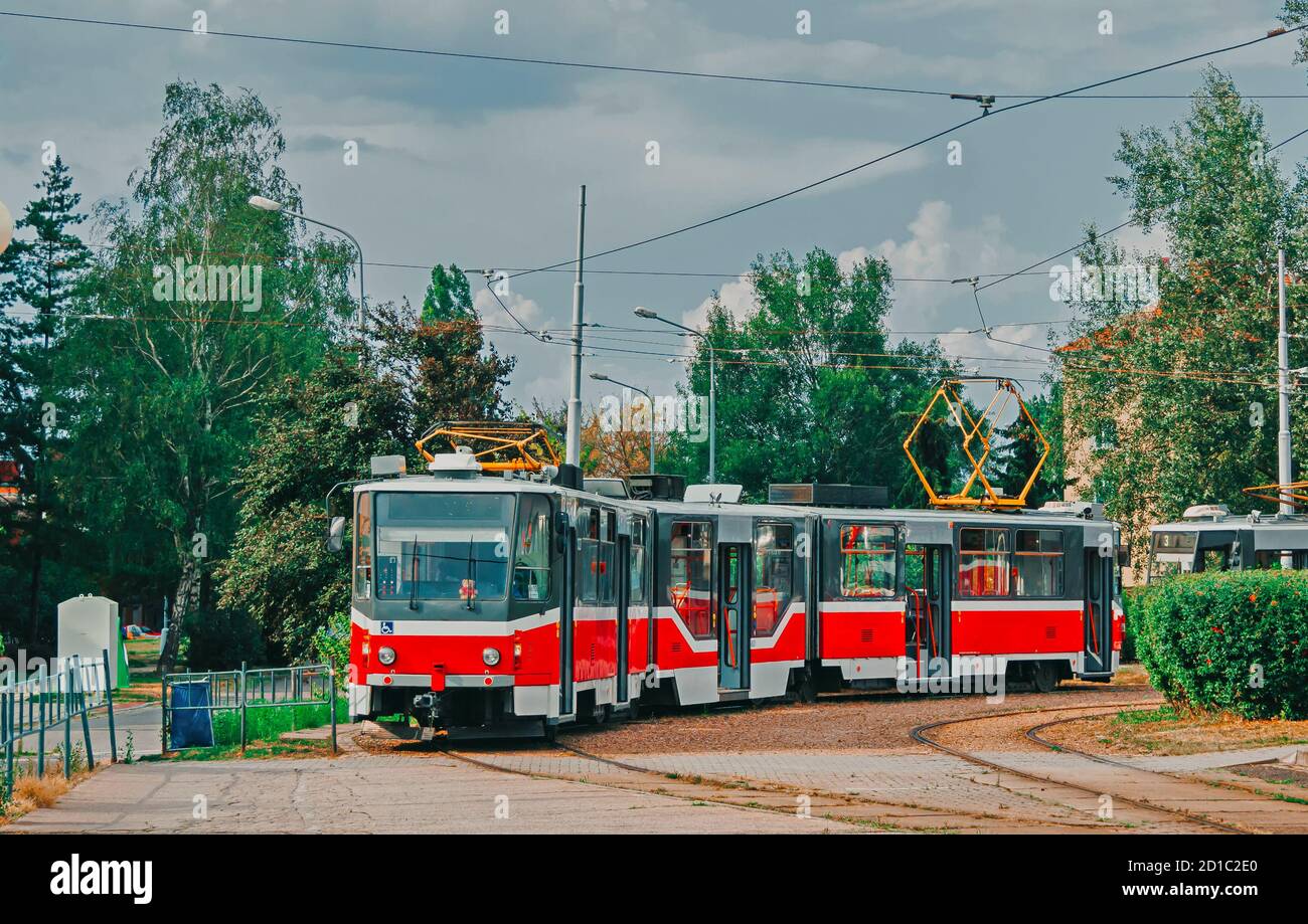 Fermata del tram a Brno. Un tram con una sezione centrale al piano basso. Concetto di trasporto pubblico. Foto Stock