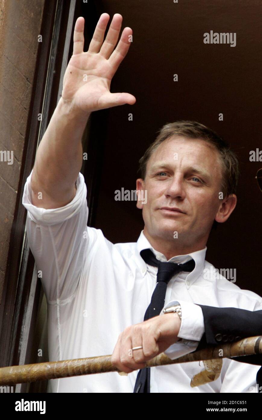 L'attore Daniel Craig ondeggia durante le riprese di un film di James Bond  alla corsa di cavalli del Palio nella piazza principale di Siena il 16  agosto 2007. Ogni 2 luglio e