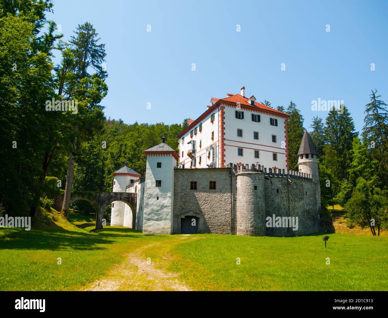 Romantico castello di caccia bianco Sneznik in Slovenia Foto Stock