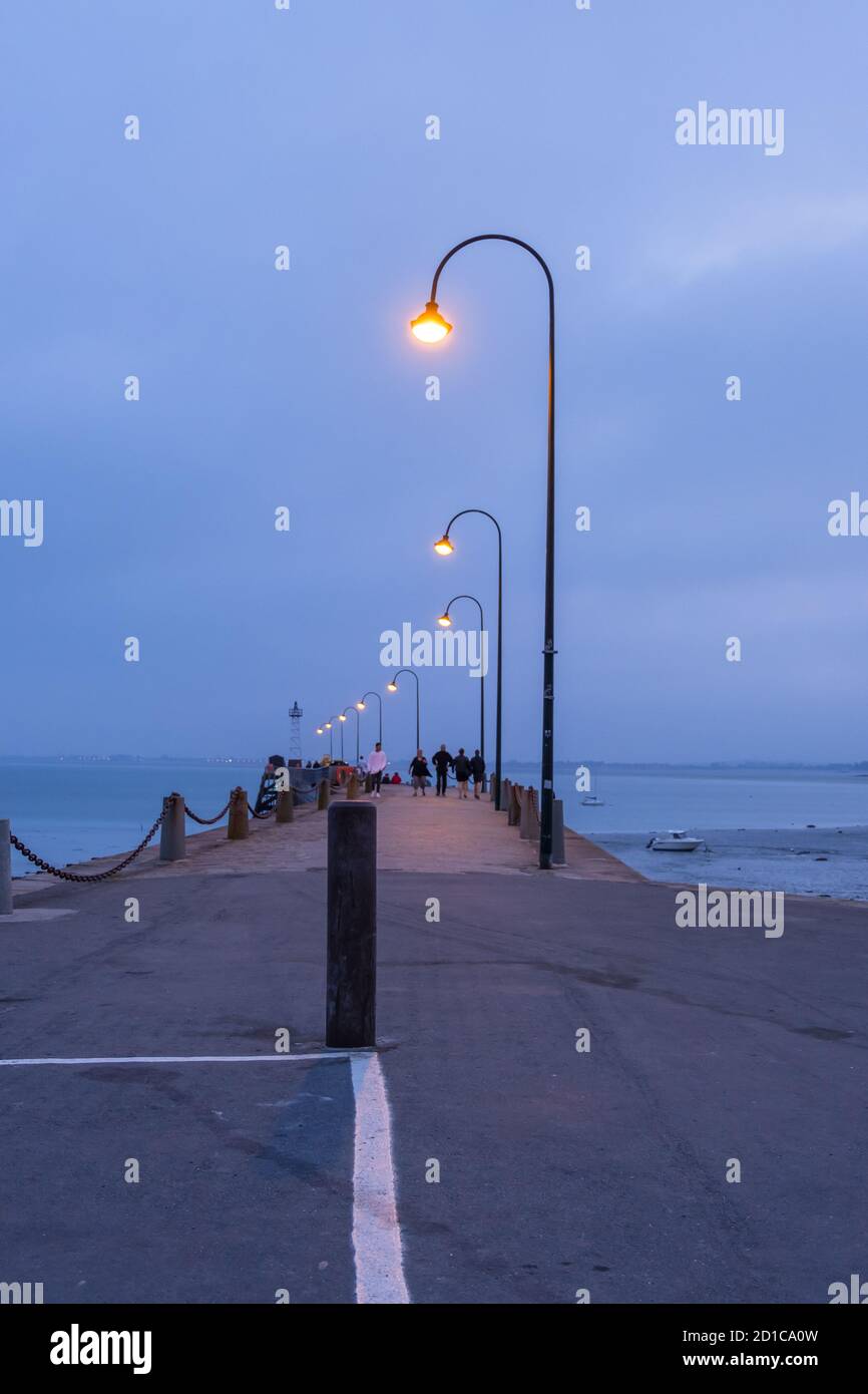 Cancale, Francia - 26 agosto 2019: Pier la Fenetre e porto di la Houle a Cancale sulla Baie du Mont Saint Michel, nella regione Bretagna della Francia occidentale Foto Stock