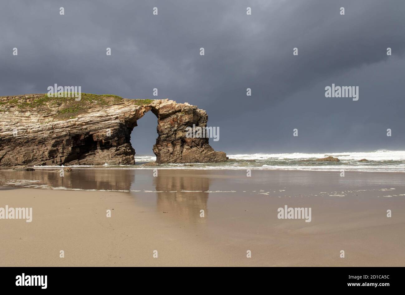 Buco nella formazione rocciosa alla spiaggia delle cattedrali, Ribadeo, Lugo, Galizia, Spagna. Playa de las Catedrales. Arco in pietra. Foto Stock