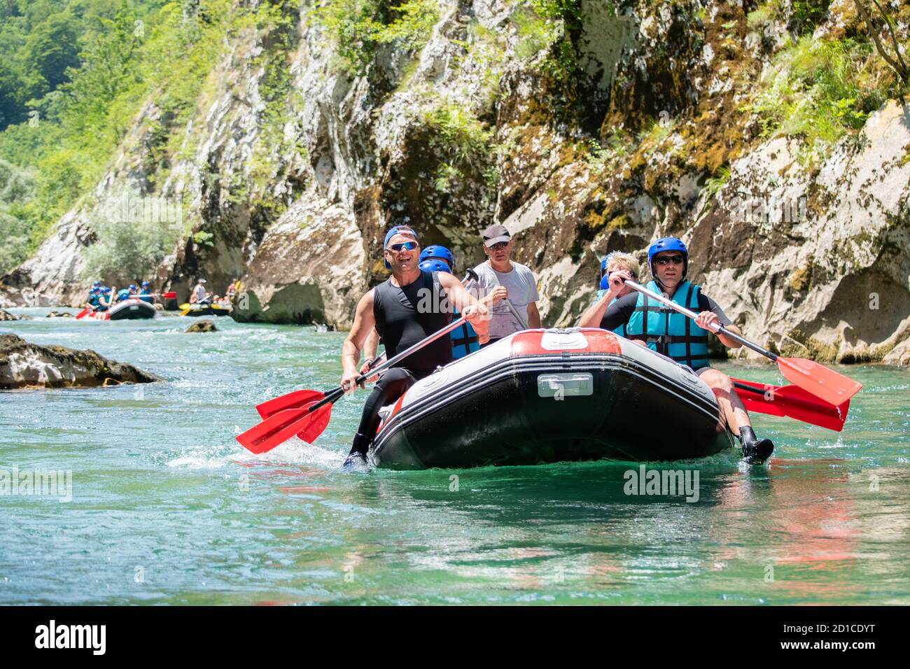 La squadra di rafting scende lungo il fiume nella bella giornata di sole. Foto Stock