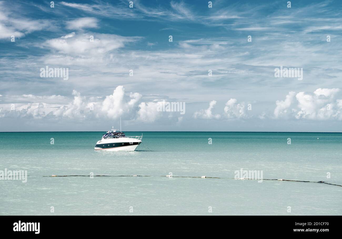 Attraente luminosa vista di esotici e coloratissimi bella spiaggia di Marina di Antigua St. Johns con la barca in acqua blu e il cielo con piccole nuvole nel tempo soleggiato outdoor su sfondo naturale, la foto in orizzontale Foto Stock