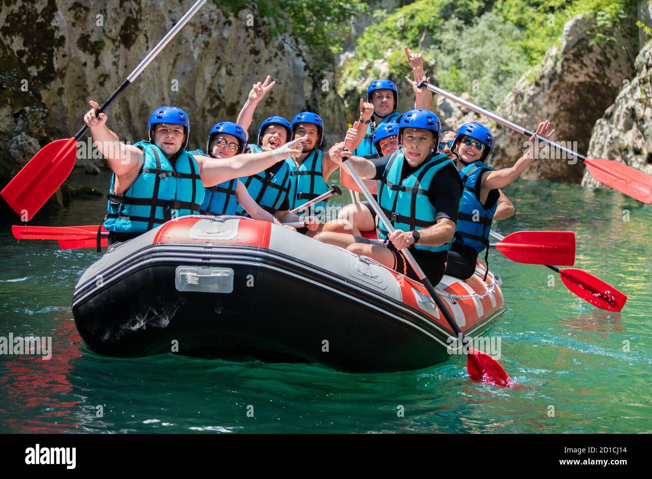 Felice squadra di rafting sulla barca con attrezzatura completa. Foto Stock