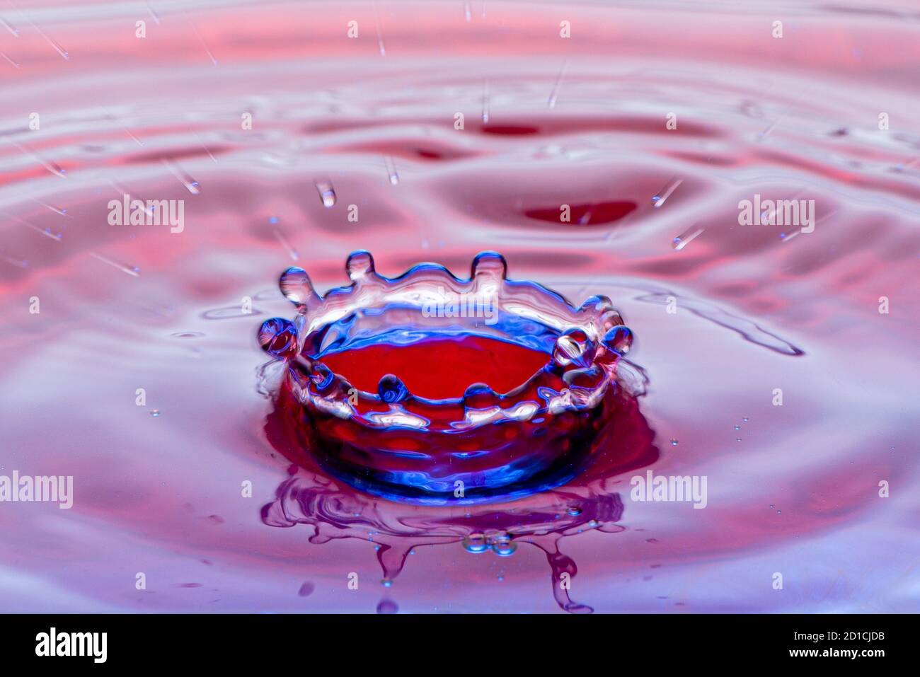 Drop fotografia in un bacino d'acqua con sistema di flash e colorate fogli. Foto Stock