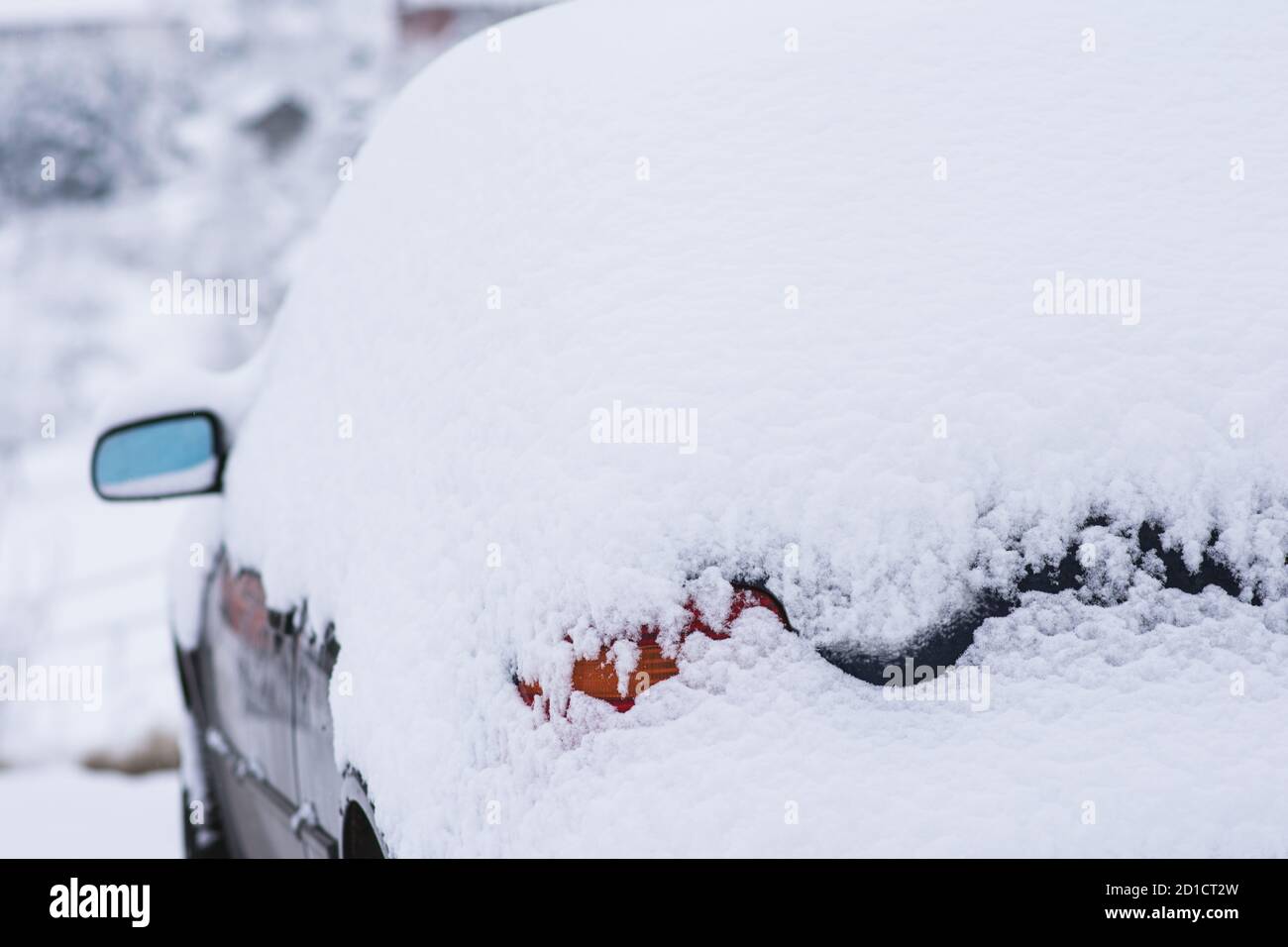 Vista laterale posteriore della vettura sotto la neve durante il freddo inverno nevoso giorno. Foto Stock