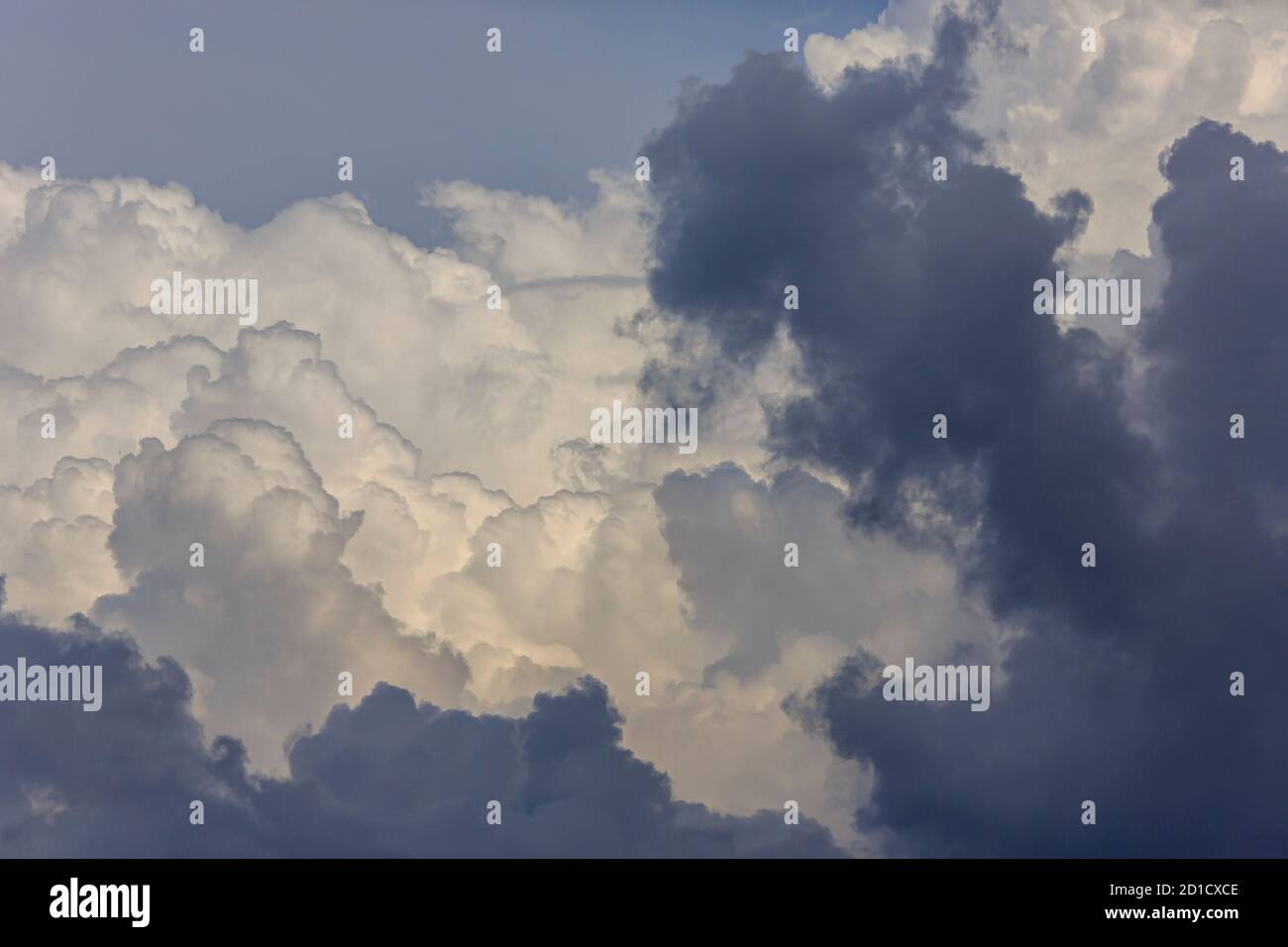 Una tempesta di tuoni sta per iniziare, le nuvole bianche e scure si mescolano insieme, Turingia, Germay Foto Stock