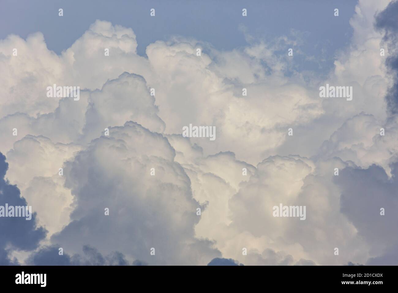 Una tempesta di tuoni sta per iniziare, le nuvole bianche e scure si mescolano insieme, Turingia, Germay Foto Stock