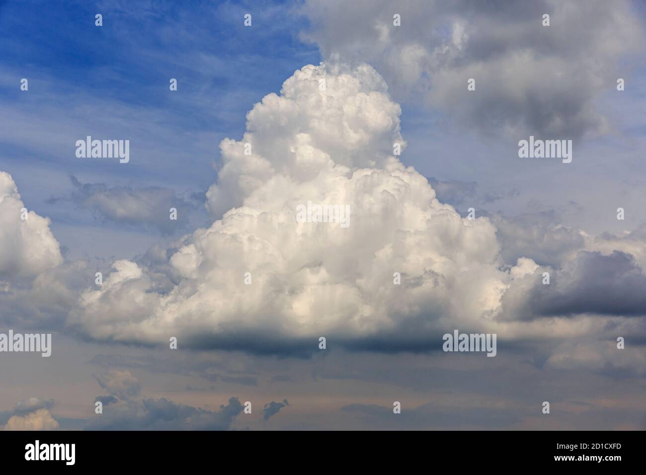 Una tempesta di tuoni sta per iniziare, le nuvole bianche e scure si mescolano insieme, Turingia, Germay Foto Stock