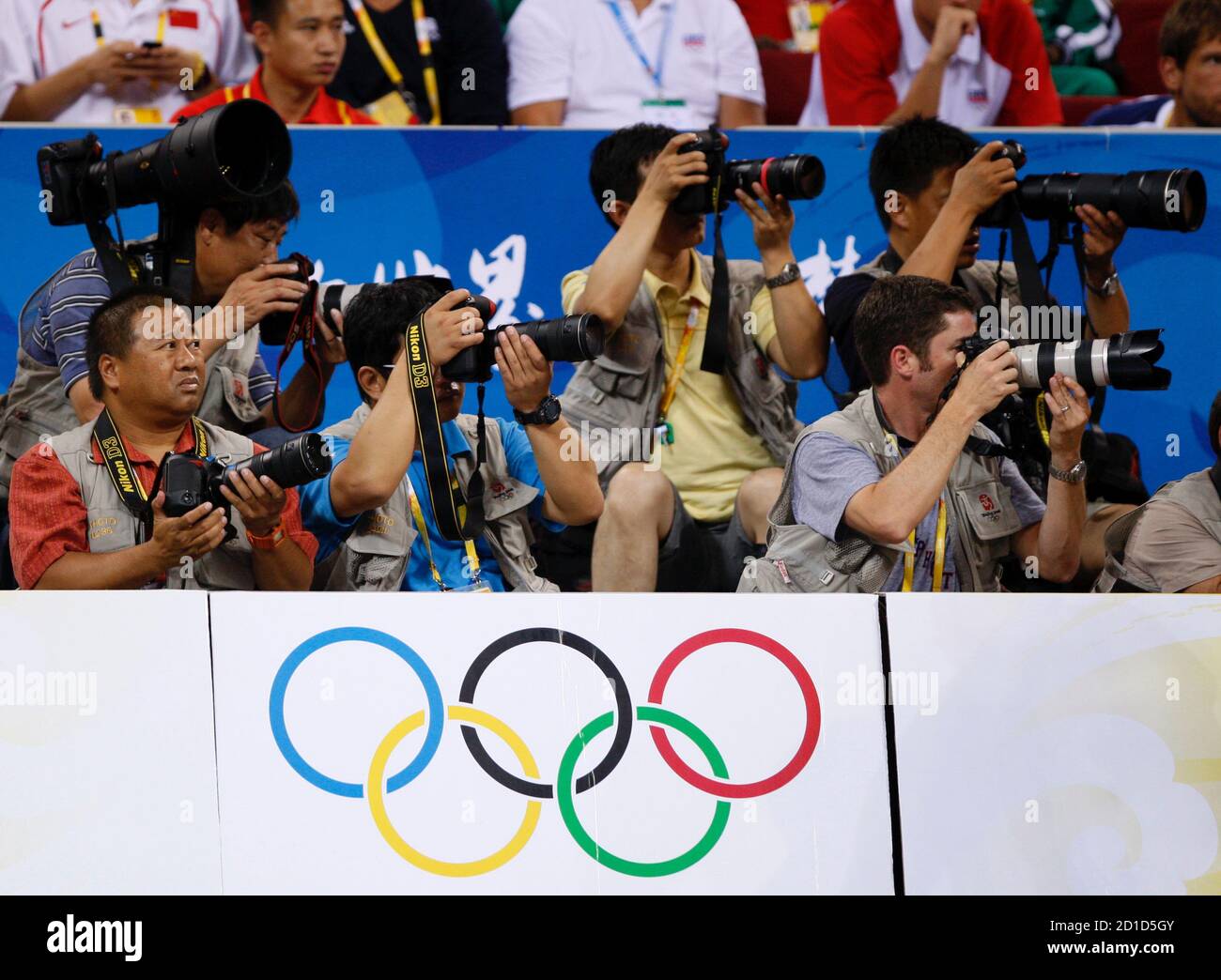 I fotografi lavorano durante il gioco di basketballl maschile del Gruppo B tra Cina e Stati Uniti ai Giochi Olimpici di Pechino 2008 10 agosto 2008. REUTERS/Lucy Nicholson (CINA) Foto Stock