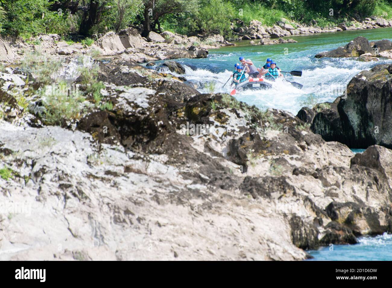 La squadra di rafting scende lungo il fiume nella bella giornata di sole. Foto Stock