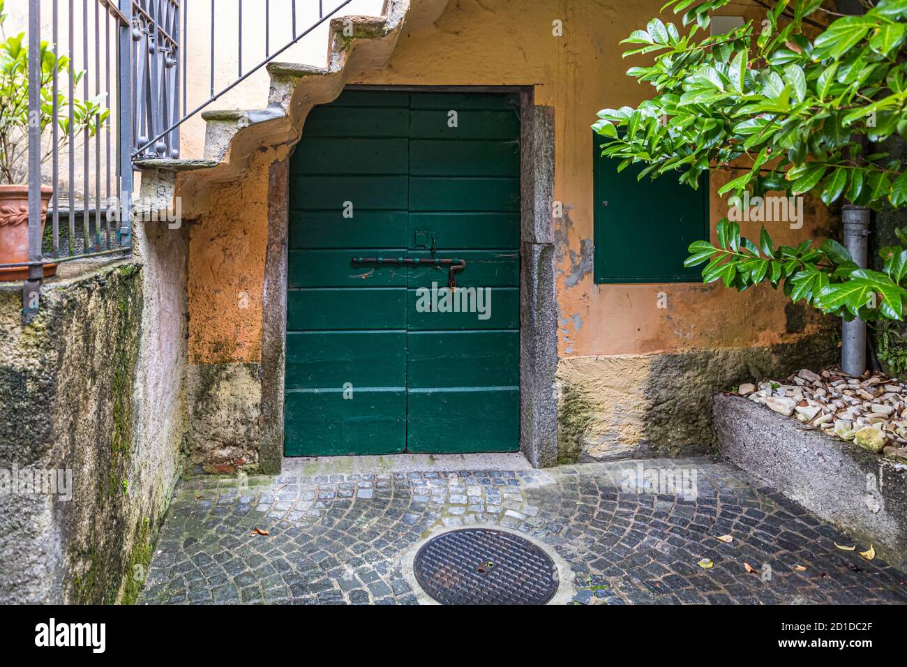 Porta di legno di una cantina dove il cibo è immagazzinato in un luogo fresco. Tour culinario sul Lago di Lugano in Ticino, Circolo di Carona, Svizzera Foto Stock