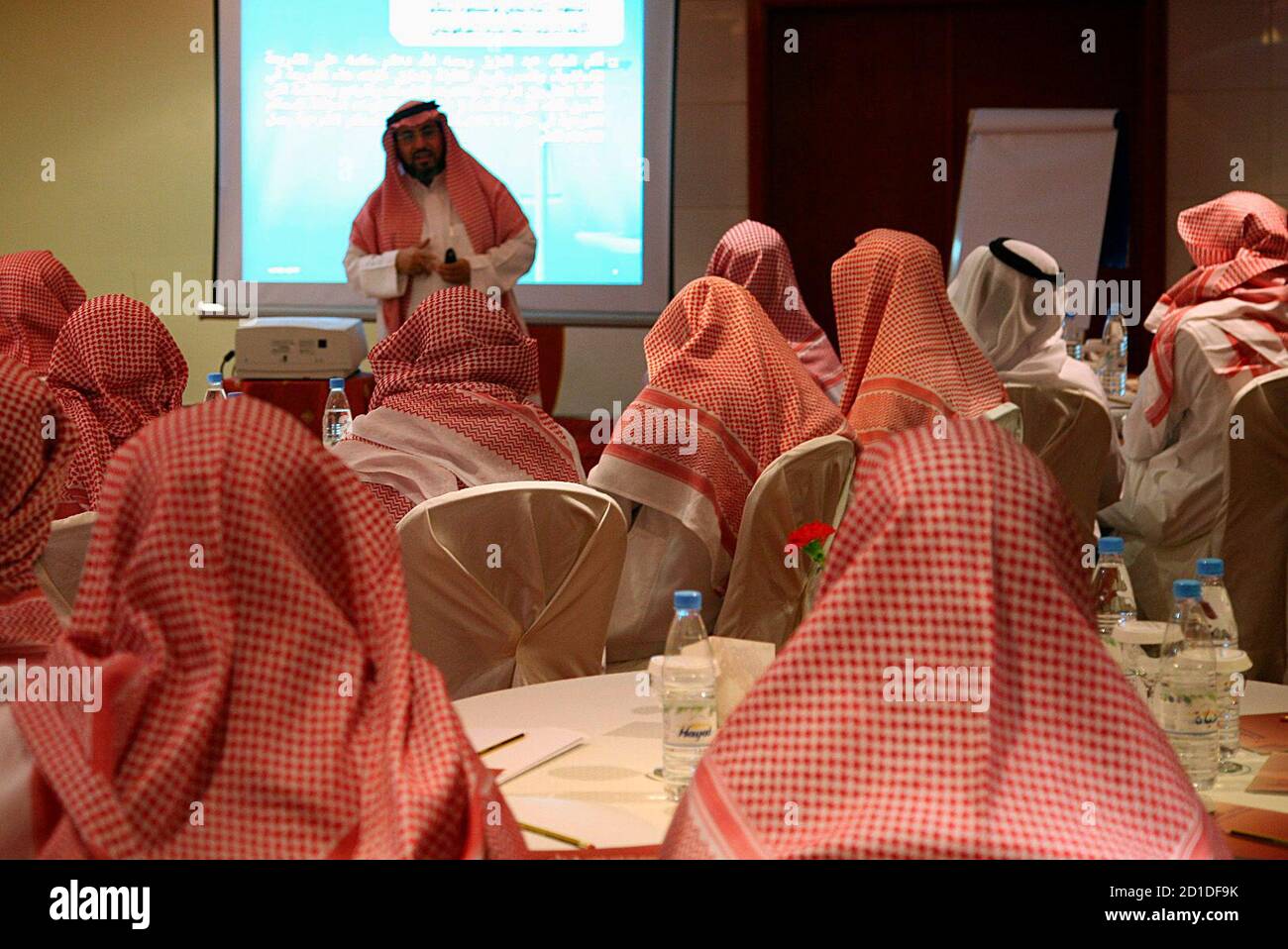 Saudi members of the Committee for the Promotion of Virtue and Prevention of Vice, or religious police, attend a training course in Riyadh September 1, 2007. REUTERS/Ali Jarekji (SAUDI ARABIA) Foto Stock