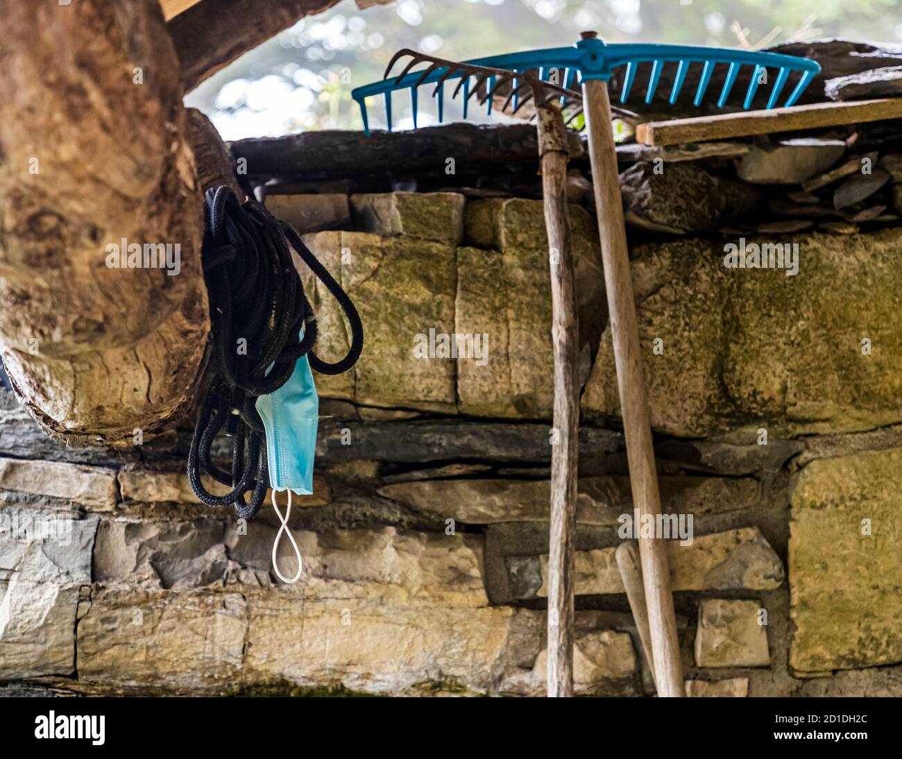 Strumento da giardino e protezione nasale medica. Impressioni in Val Ticino Muggio, Breggia, Svizzera Foto Stock