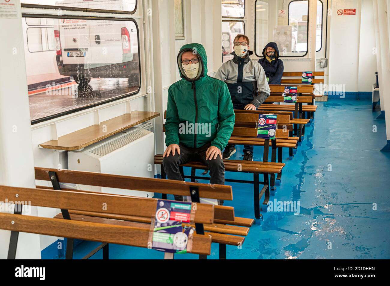Corona distanza sul traghetto attraverso il Lago maggiore vicino Verbania, Italia Foto Stock
