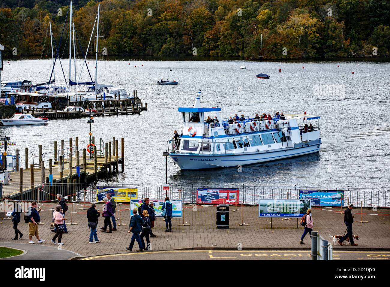 Bowness on Windermere, Cumbria, Regno Unito. 5 Ott 2020. Il Lake Cruiser Miss Lakeland II si prepara ad attraccare presso il molo delle navi da crociera sul lago Windermere a Bowness-on-Windermere. Il volume di visitatori è sceso ora come il tempo non regolare è arrivato nel Regno Unito Credit: PN News / Alamy Live News Foto Stock