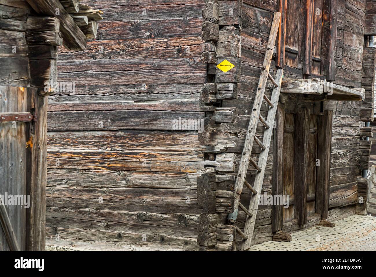 Escursione sul sentiero dei vigneti da Visperterminen a Visp, Vallese, Svizzera Foto Stock