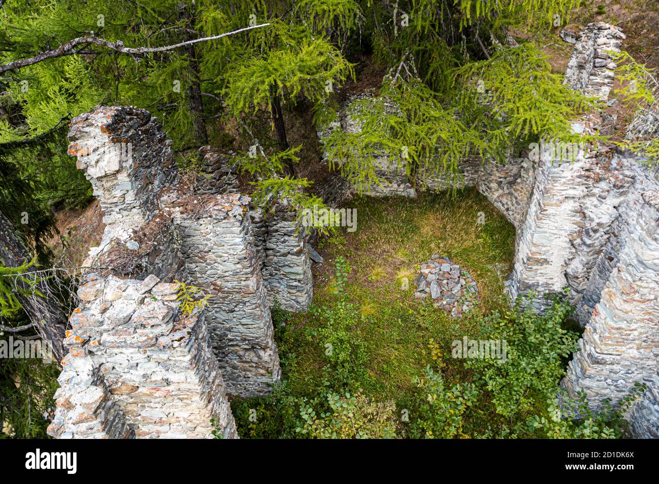 Le mura di fondazione di una chiesa in rovina nei pressi di Visperterminen, Svizzera Foto Stock