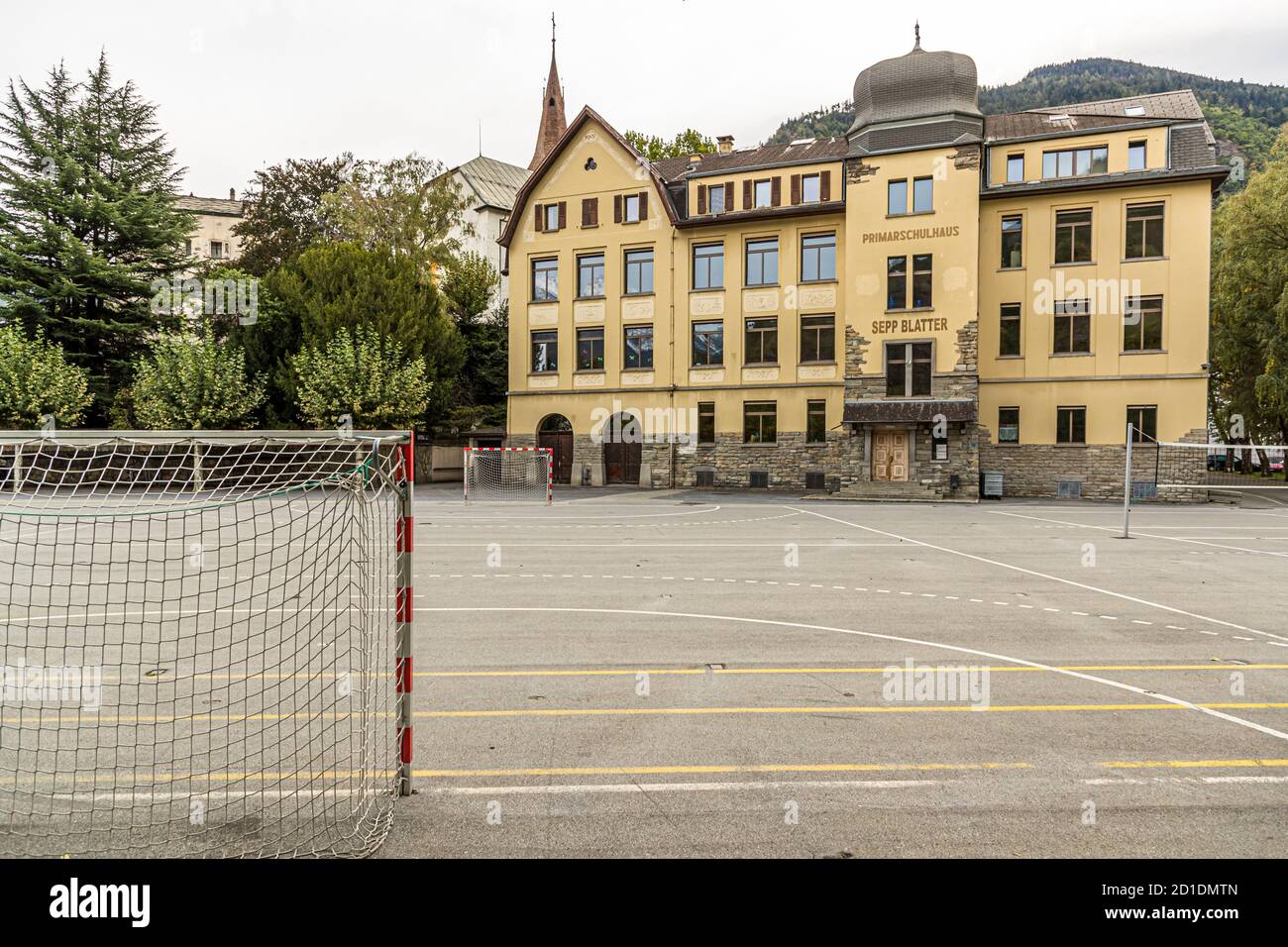 La scuola elementare prende il nome dall'ufficiale di calcio FIFA Sepp Blatter nella città Vallese di Visp, Svizzera Foto Stock