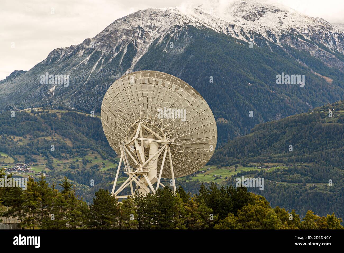 Stazione di terra con antenne paraboliche e antenne satellitari a Bretjong, vicino a Leuk, Svizzera Foto Stock Stazione di terra con antenne paraboliche e antenne satellitari a Bretjong, vicino a Leuk, Svizzera Foto Stock