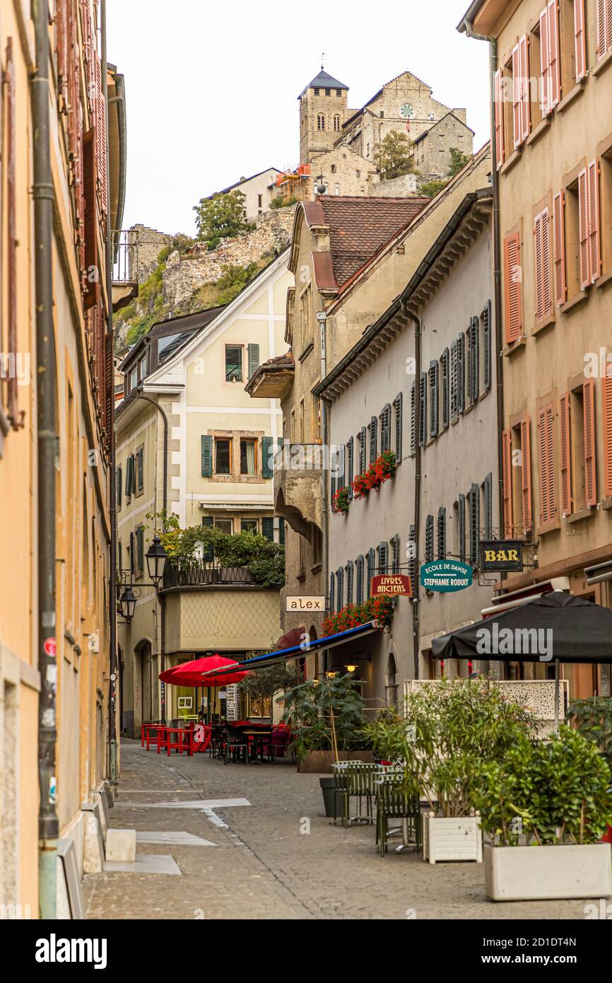 Sion, Svizzera. Sion, è la capitale cantonale del Vallese e conosciuta anche con il nome tedesco Sitten. Sopra la torre della città i castelli Valère e Tourbillon Foto Stock