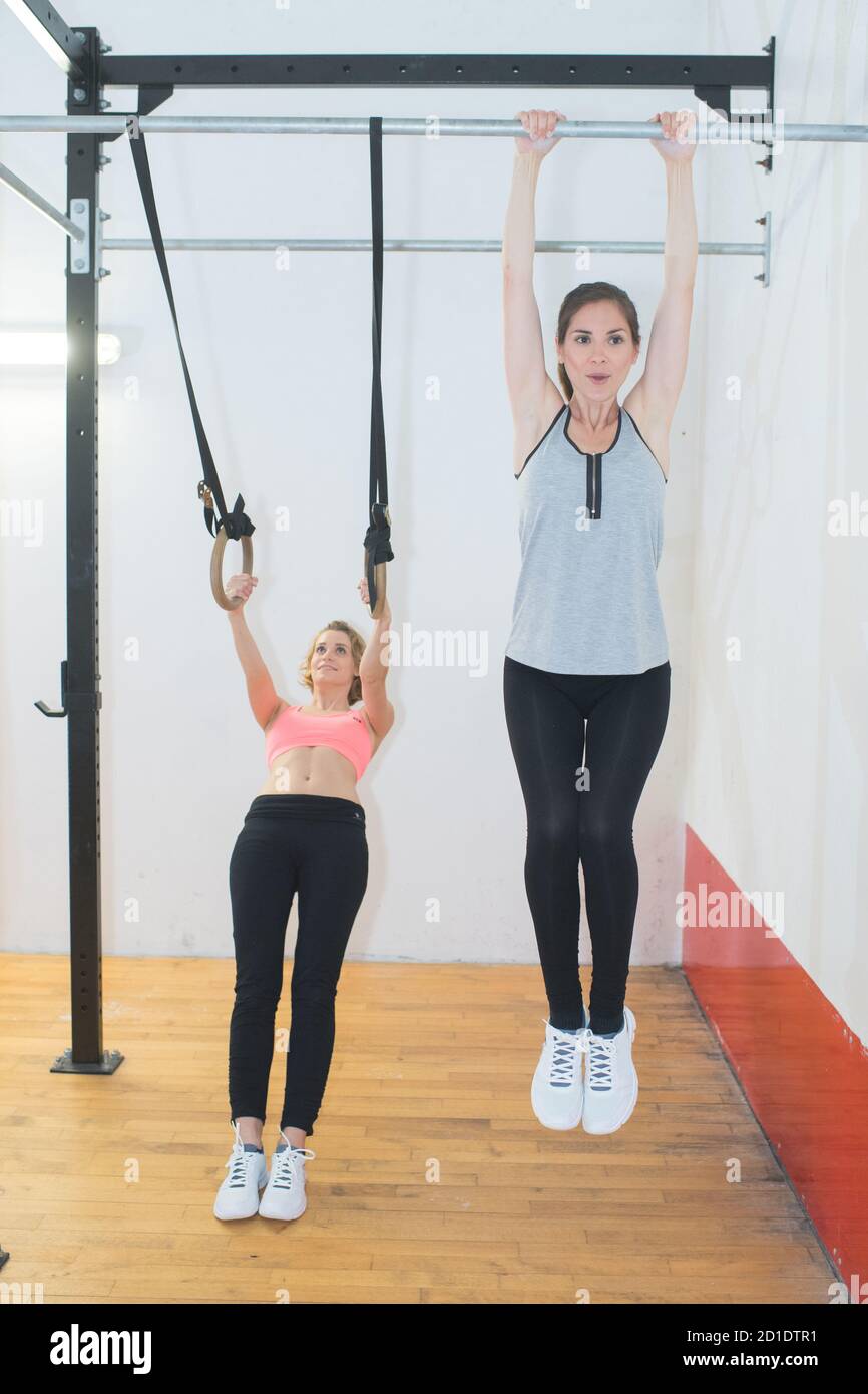 due donne in allenamento sportivo all'interno della sala sportiva Foto Stock