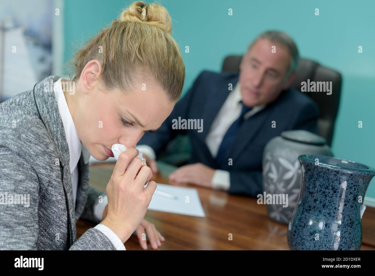 piangendo donna incontro con i servizi funerari professionale Foto Stock