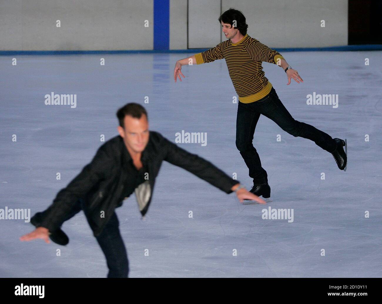 Actors Jon Heder (R) and Will Arnett skate during a media opportunity at an ice skating rink to promote their film "Blades of Glory" in Sydney June 6, 2007. REUTERS/Tim Wimborne (AUSTRALIA) Foto Stock