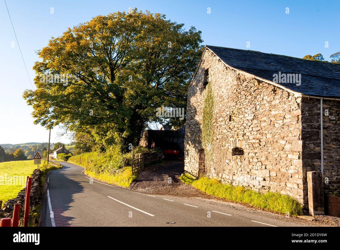 I toni autunnali iniziano a comparire nella Crake Valley vicino a Ulverston, ai margini del Lake District National Park. Foto Stock