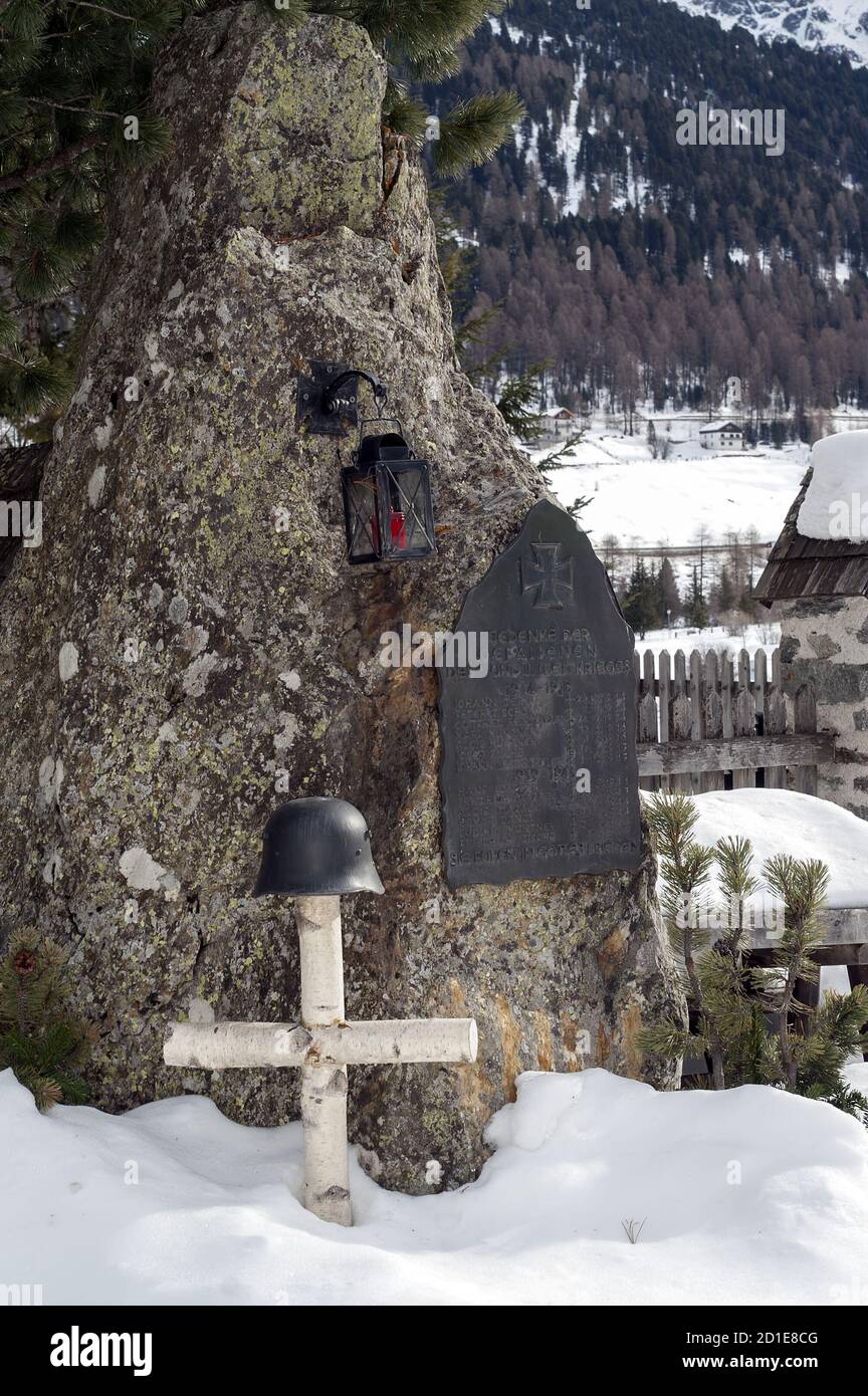 Sulden, Solda, Südtirol, Italia; targa commemorativa in onore dei caduti durante la prima e la seconda guerra mondiale; Gedenktafel zu Ehren der Gefallenen. Foto Stock