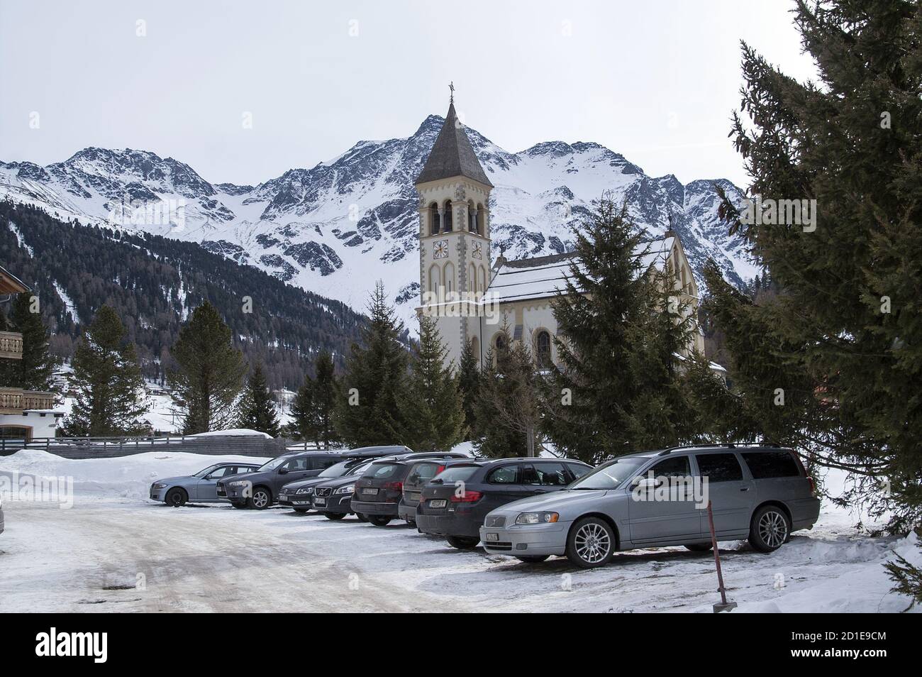 Sulden, Solda, Trentino-Alto Adige, Südtirol, Italia; Auto in piedi nel parcheggio innevato. Autos stehen auf dem schneebedeckten Parkplatz. Foto Stock