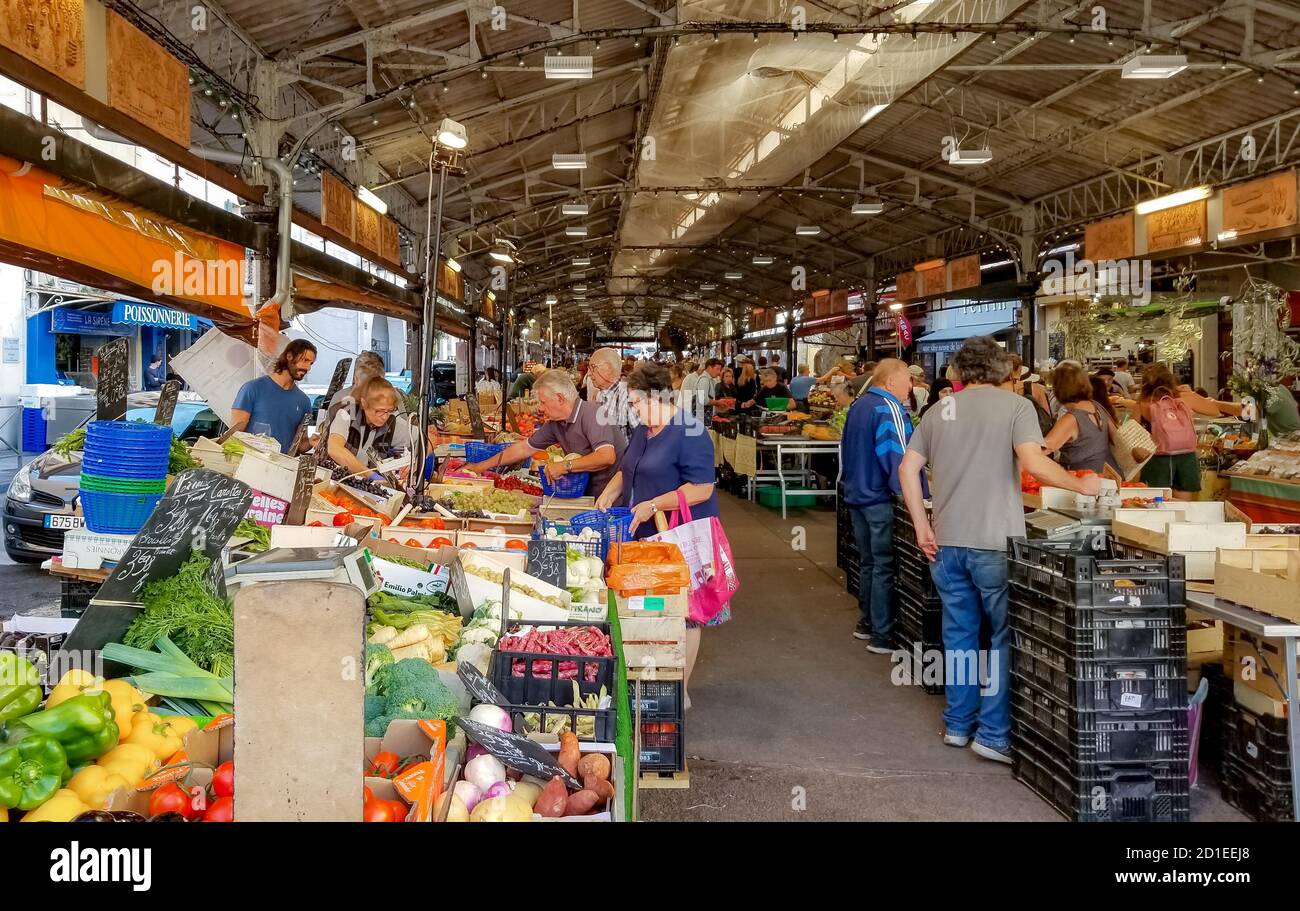 I cittadini francesi locali godono del mercato settimanale coperto dei prodotti all'interno della città vecchia fortificata di Antibes lungo la Costa Azzurra e Costa Azzurra. Foto Stock