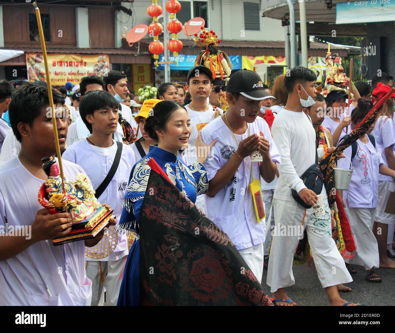 Phuket Town / Thailandia - 7 ottobre 2019: Phuket Vegetarian Festival o nove del Festival degli dei dell'Imperatore processione di strada, sfilata di devoti cinesi thailandesi Foto Stock