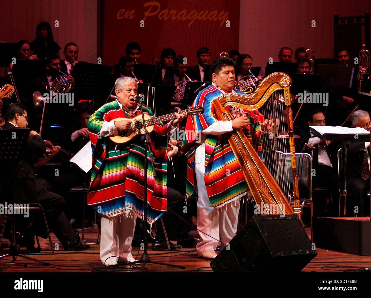 Il musicista Alberto De la Rosa (L) e Ivan Lopez (C) del gruppo musicale  messicano Tlen Huicani si esibiscono durante il terzo Festival  Internazionale dell'Arpa ad Asuncion, il 20 novembre 2009. Hanno