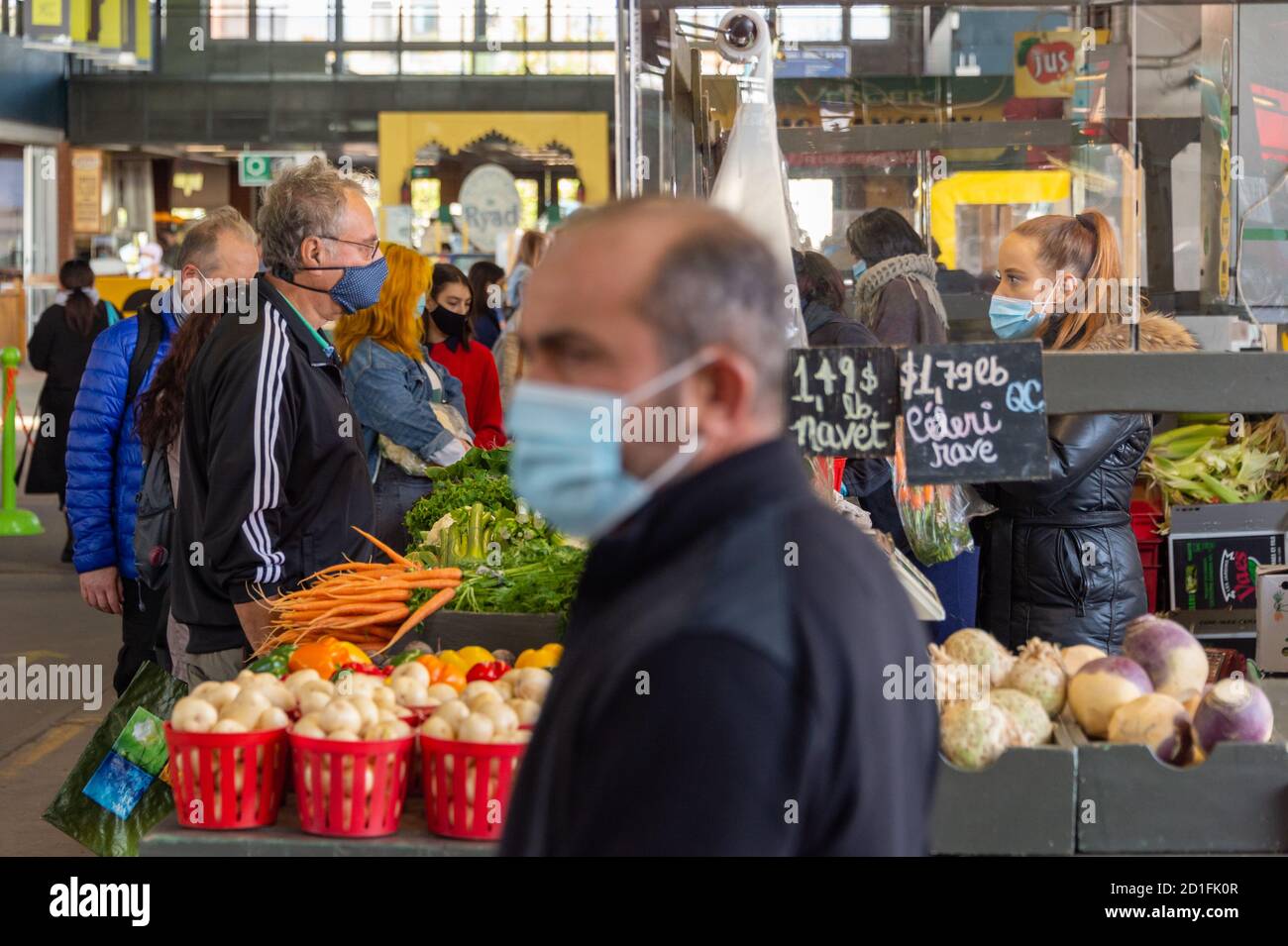 Montreal, CA - 4 ottobre 2020: I clienti che indossano maschere facciali Coronavirus al mercato Marche Jean Talon Foto Stock