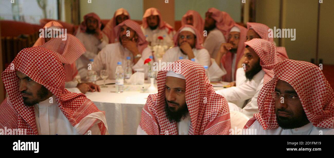 Saudi members of the Committee for the Promotion of Virtue and Prevention of Vice, or religious police, attend a training course in Riyadh September 1, 2007. REUTERS/Ali Jarekji (SAUDI ARABIA) Foto Stock