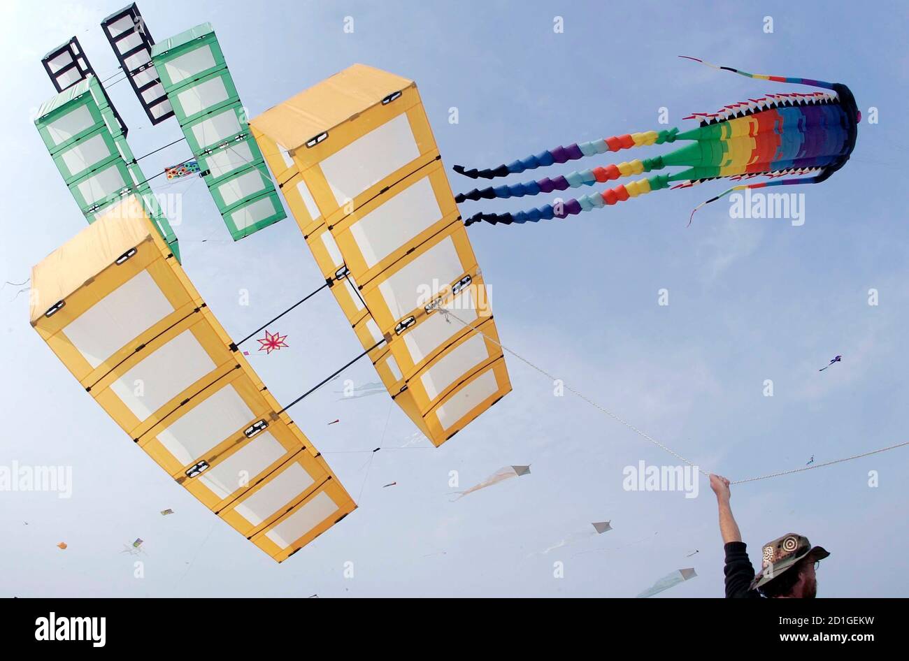 Kite maker Simon Freadman of Australia flies his kite during an international kite festival in Cervia, northeast Italy, April 30, 2007. REUTERS/Alessandro Bianchi (ITALY) Foto Stock