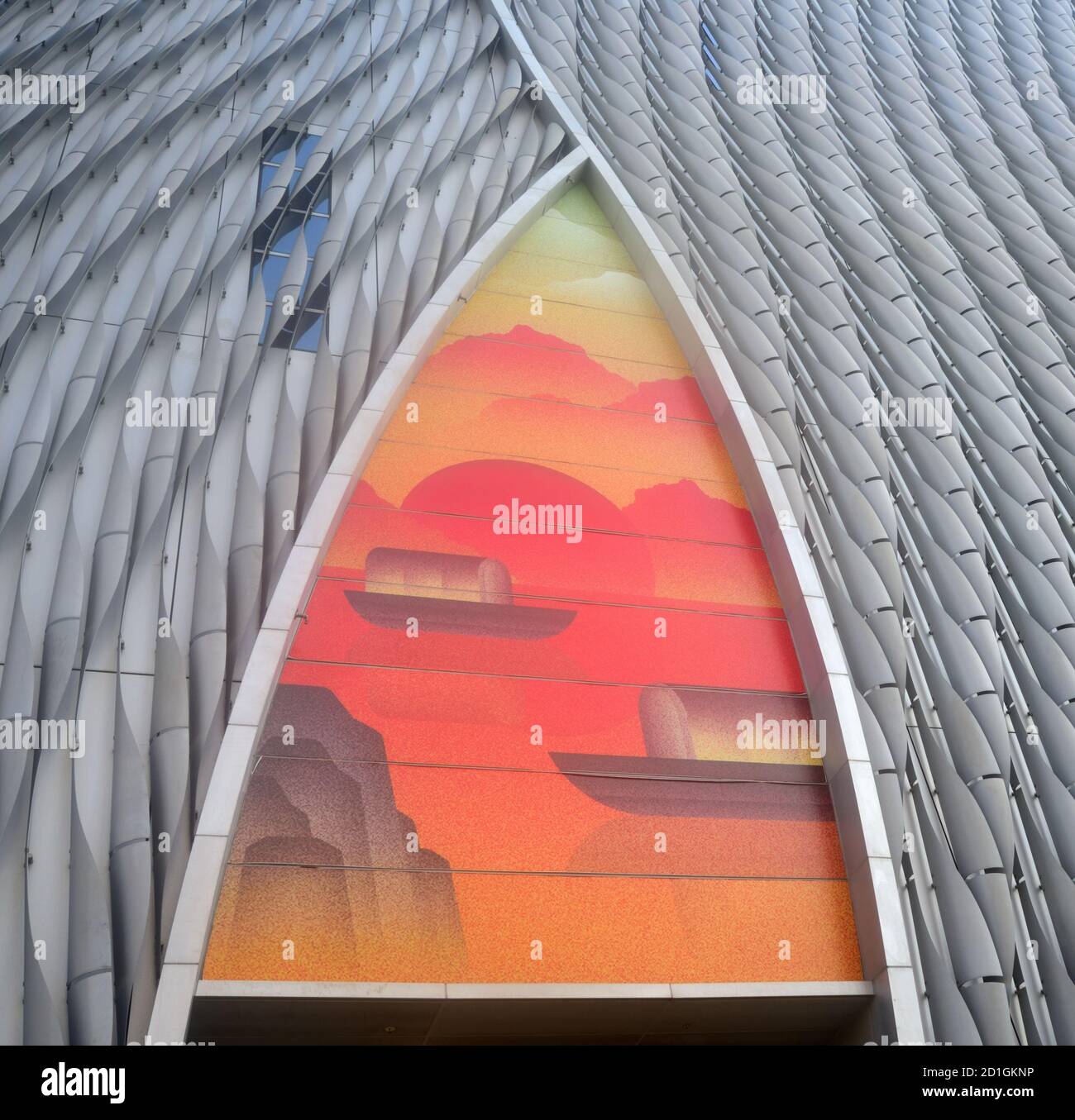 Murale sulle mura del moderno Xiqu Centre, un luogo per la rappresentazione tradizionale dell'opera cinese, West Kowloon Cultural District, Hong Kong. Foto Stock