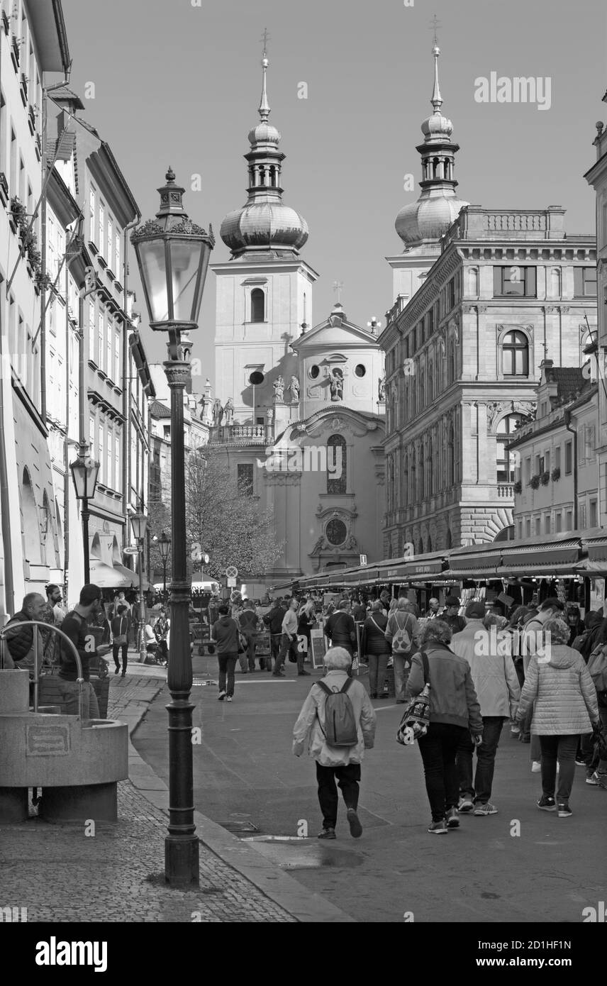 PRAGA, REPUBBLICA CECA - 16 OTTOBRE 2018: Il mercato e la chiesa di Kostel svatého Havla. Foto Stock