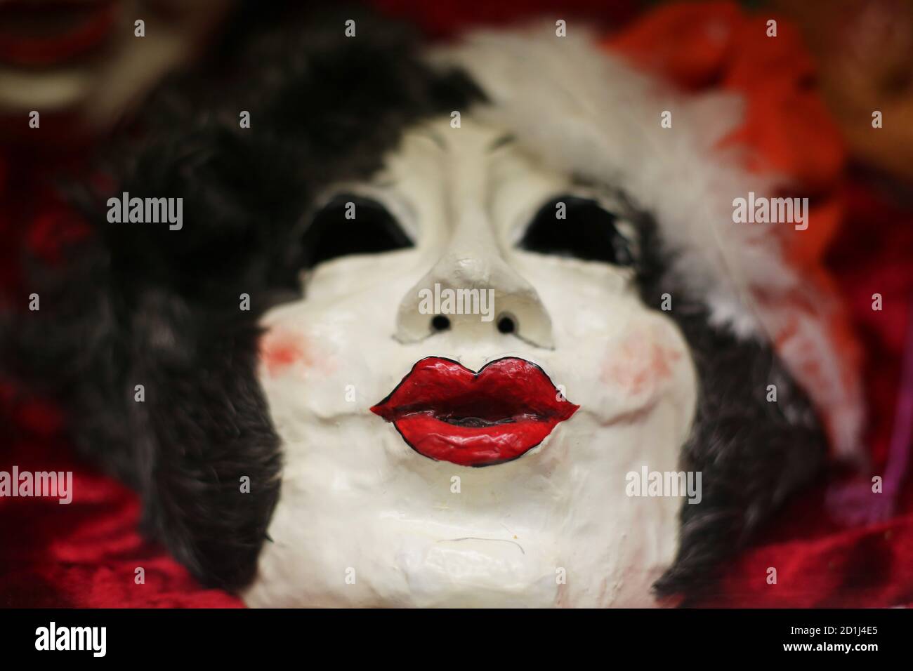 La maschera di una donna con le labbra purizzate. Foto Stock