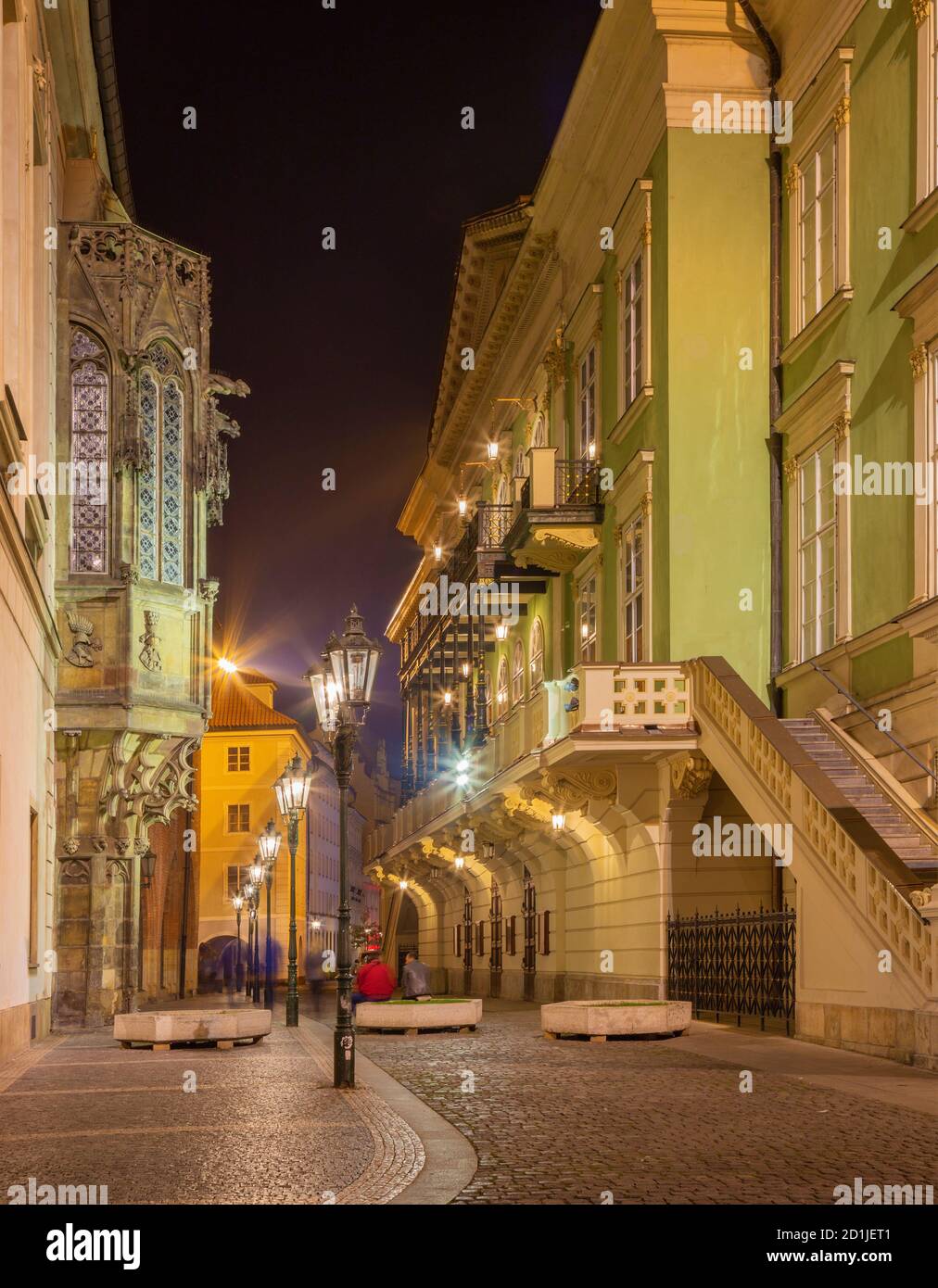 Praga - il look notturno sulla via Ovocný trh e gli edifici Karolinum e Stavovske teatro. Foto Stock