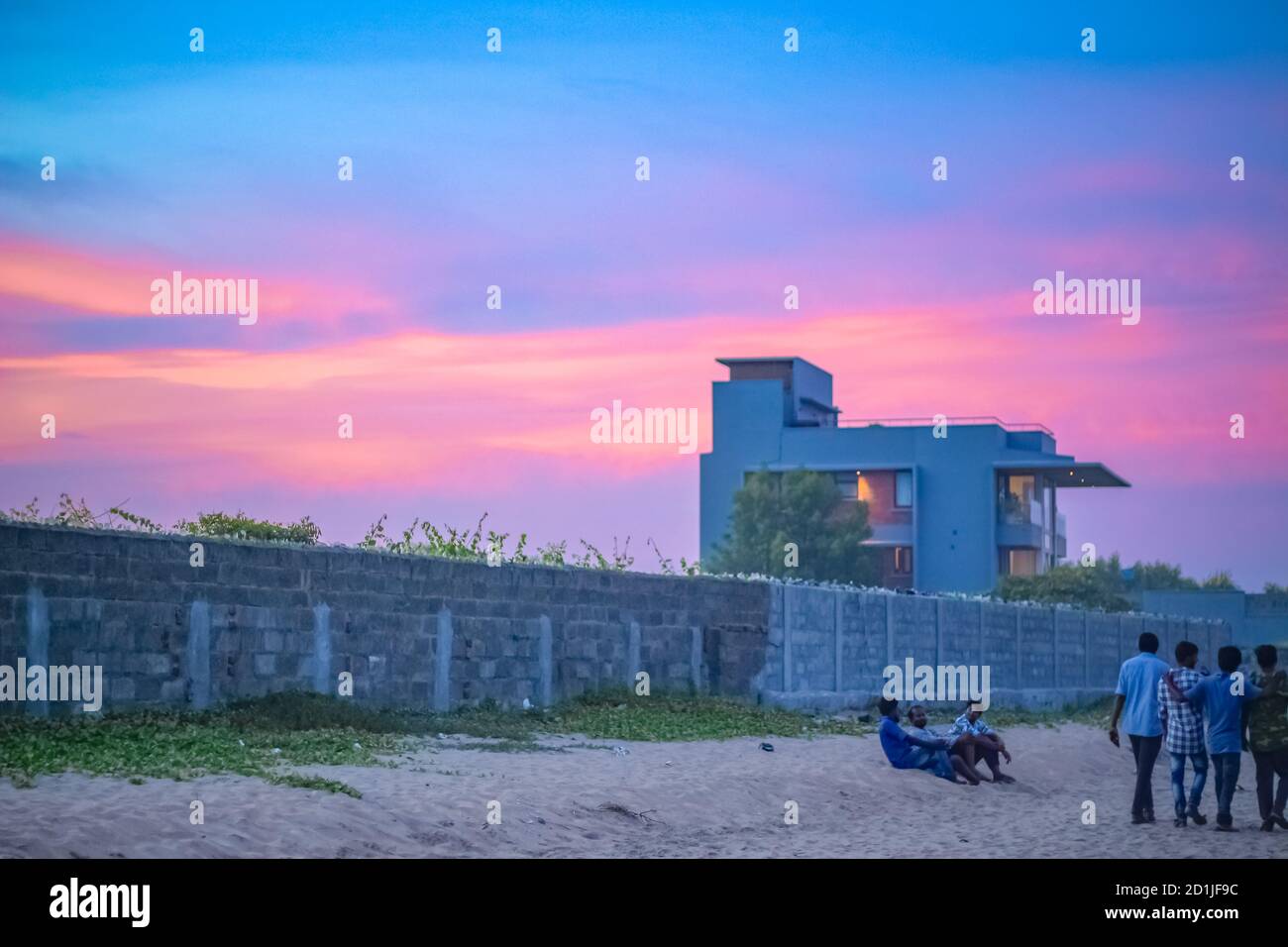 Splendida vista sulla spiaggia Luxury Villa House sul tramonto cielo colorato. Foto Stock