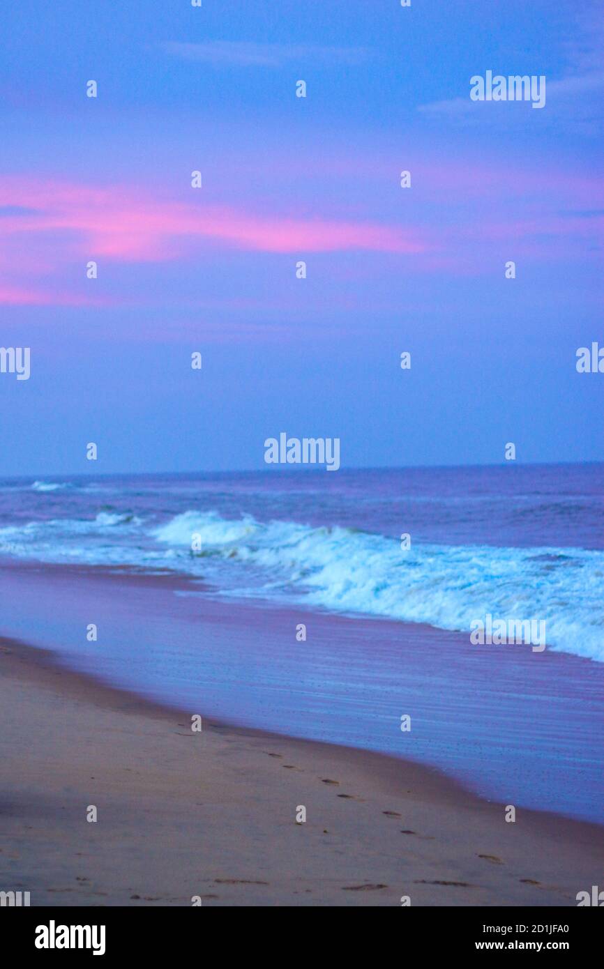 Splendida vista sulla spiaggia sul tramonto cielo colorato. Elementi in movimento e foto d'onda dalla spiaggia in india. Cielo blu scuro nella baia del bengala, Slow- Foto Stock