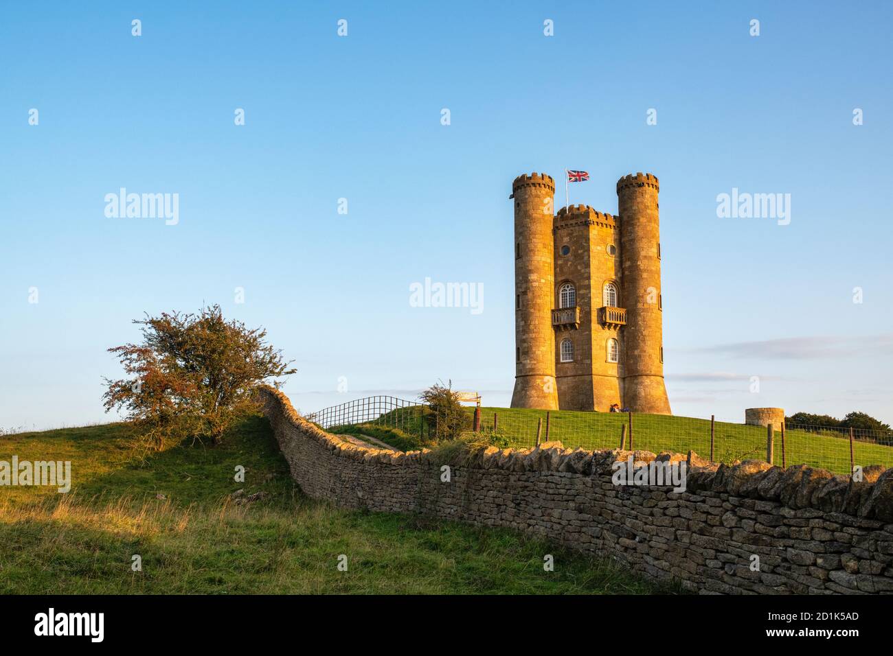 Broadway Tower al tramonto all'inizio dell'autunno lungo la cotswold Way. Broadway, Cotswolds, Worcestershire, Inghilterra Foto Stock