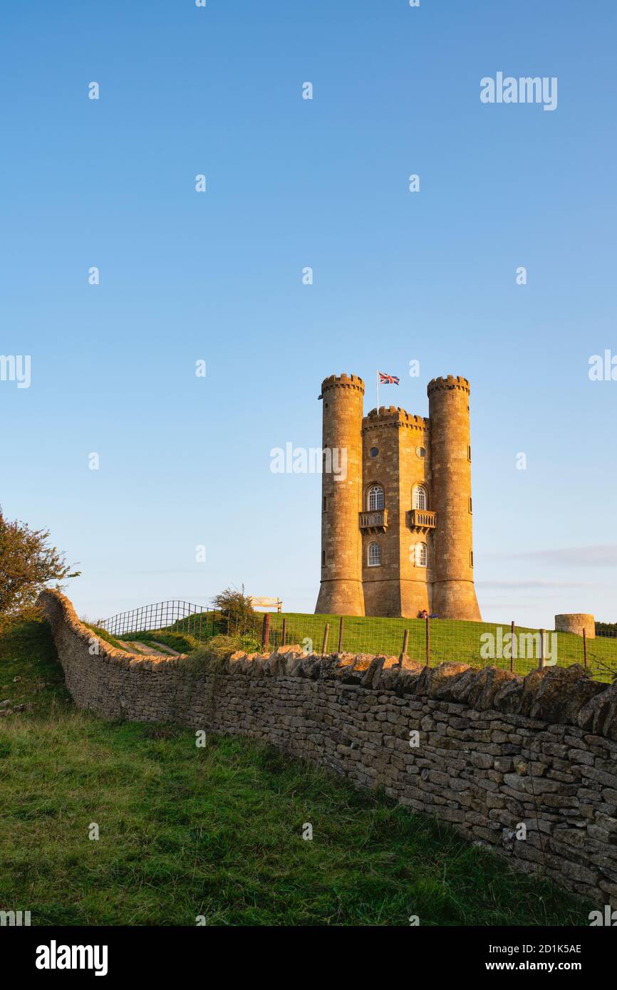 Broadway Tower al tramonto all'inizio dell'autunno lungo la cotswold Way. Broadway, Cotswolds, Worcestershire, Inghilterra Foto Stock