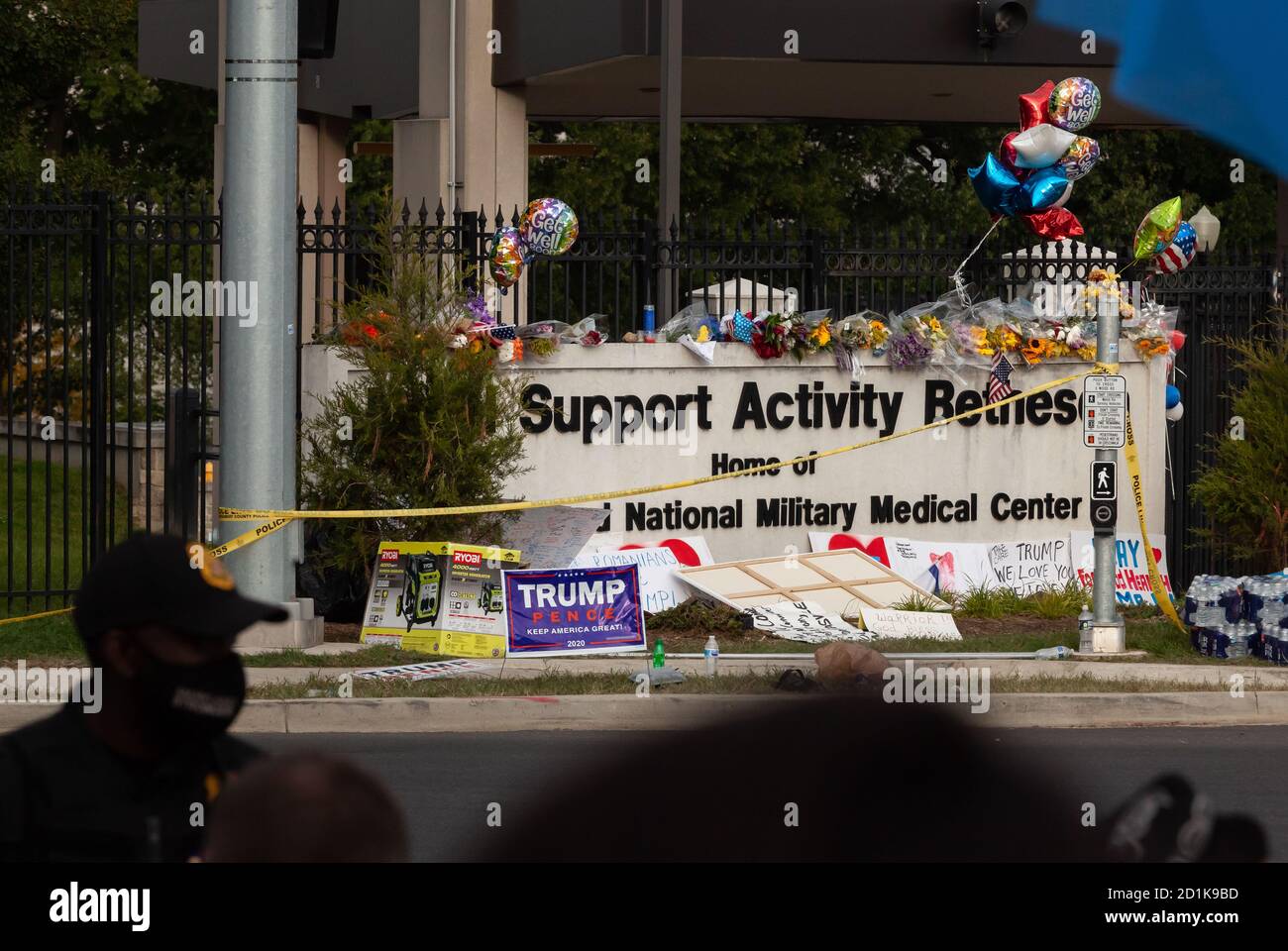 Bethesda, MD, USA, 5 ottobre 2020. Nella foto: I sostenitori di Trump hanno lasciato una varietà di oggetti fuori dall'ingresso del Walter Reed National Military Medical Center, dove è stato ricoverato per la covid-19. Questi elementi includevano palloncini, fiori, cartelli fatti a mano, e cartelli del cantiere di campagna, tra le altre cose. I fan del presidente si sono riuniti per mostrare il loro sostegno durante i quattro giorni in cui è rimasto in ospedale dopo aver contratto il novo coronavirus. Credit: Alison C Bailey/Alamy Live News Foto Stock