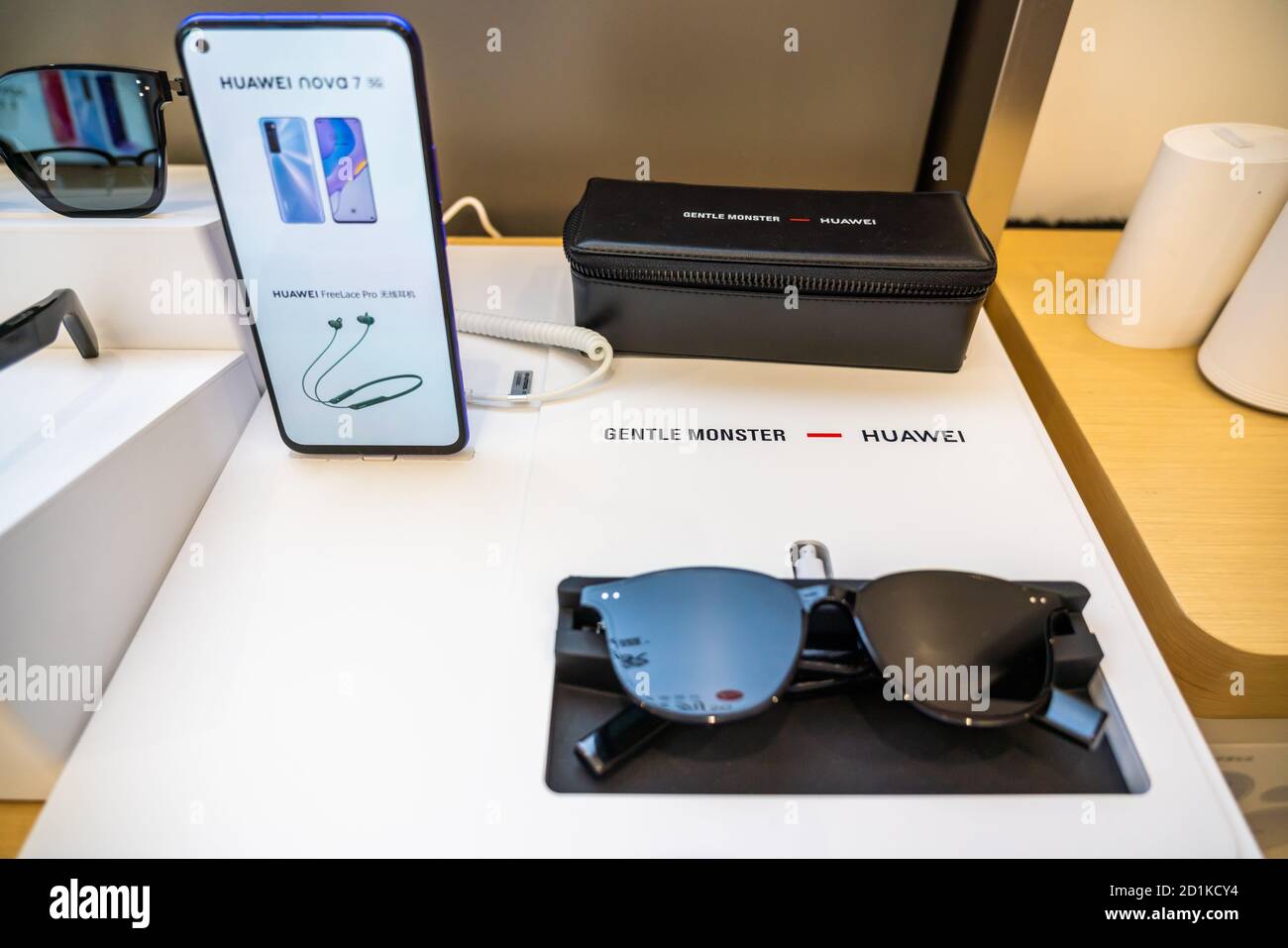 Shenzhen, Cina. 05 ottobre 2020. Smartphone Nova 7 5G e OCCHIALI HUAWEI X Gentle Monster visti in un negozio. Credit: SOPA Images Limited/Alamy Live News Foto Stock Shenzhen, Cina. 05 ottobre 2020. Smartphone Nova 7 5G e OCCHIALI HUAWEI X Gentle Monster visti in un negozio. Credit: SOPA Images Limited/Alamy Live News Foto Stock