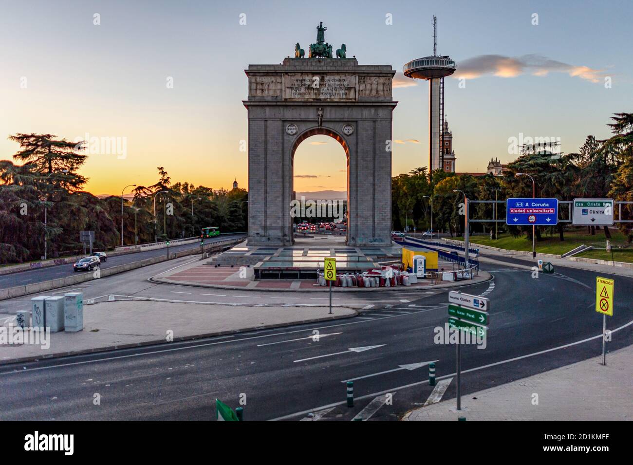 Madrid, Spagna. 05 ottobre 2020. Una veduta dell'area di Moncloa, una delle principali autostrade di Madrid che collega con altre aree metropolitane, di solito molto trafficate con veicoli e oggi è quasi senza movimento a causa di restrizioni. Oggi è il primo lunedì di reclusione nella Comunità di Madrid a causa dell'aumento della pandemia di Covid19, le persone non sono autorizzate a spostarsi tra le città senza autorizzazione. Credit: SOPA Images Limited/Alamy Live News Foto Stock