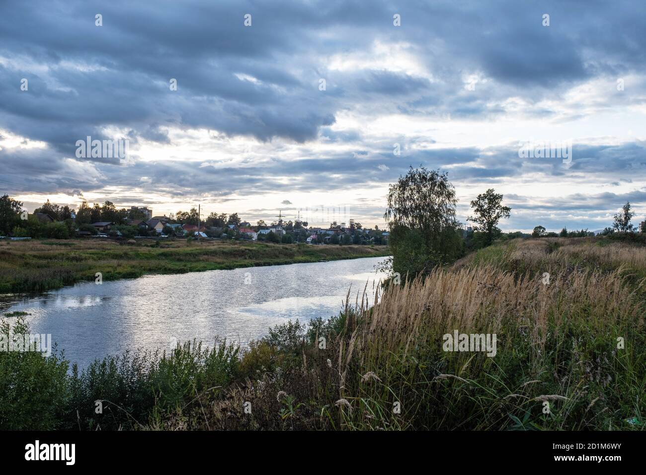 Serata tranquilla sul fiume Uvod all'interno della città di Ivanovo, Russia. Foto Stock